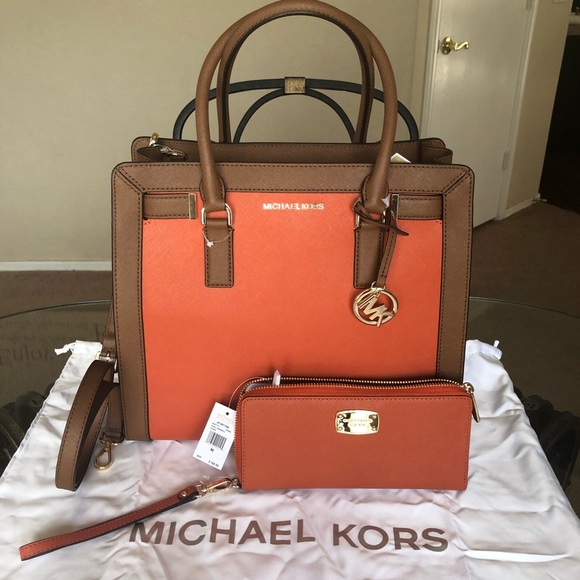 Michael Kors Handbags - 🆕 Michael Kors Large Dillon With Wallet